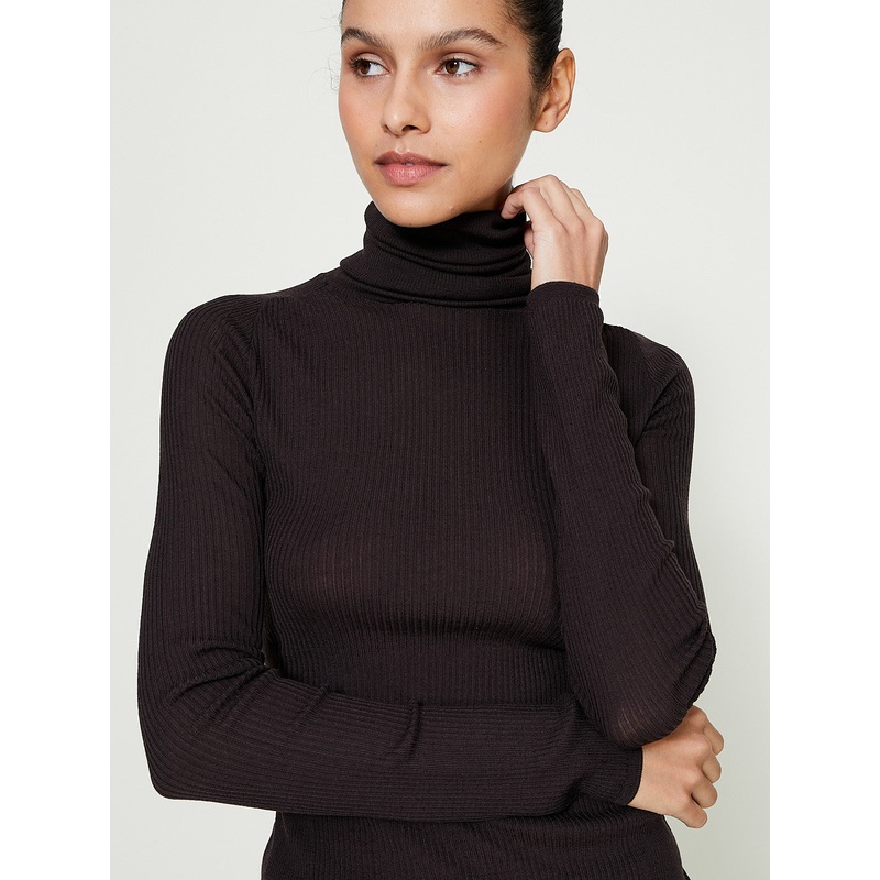 Rib Light Wool Turtleneck in Dark Brown