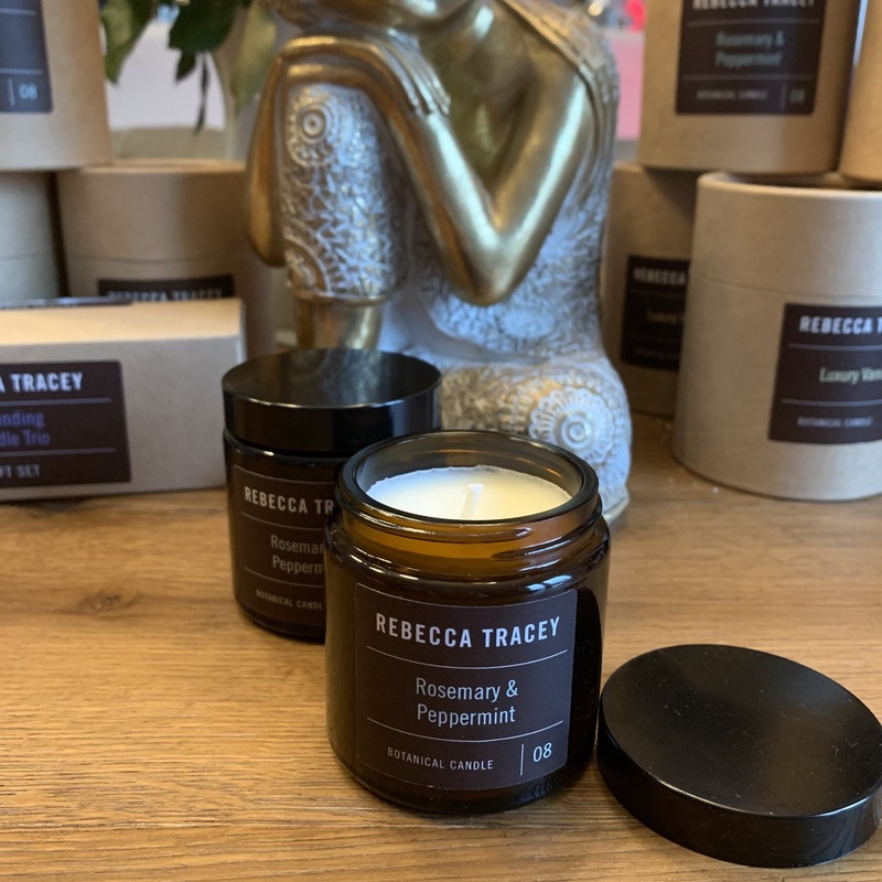 Aromakerze, die zu wrmendem Krperl wird, mit Rosmarin & Pfefferminz (Reisegre)