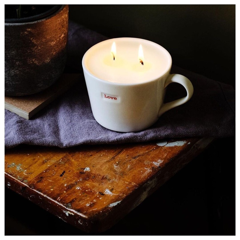 LOVE Doppeldochtkerze mit sechs hochwertigen therischen len und wiederverwendbarer Liebestasse