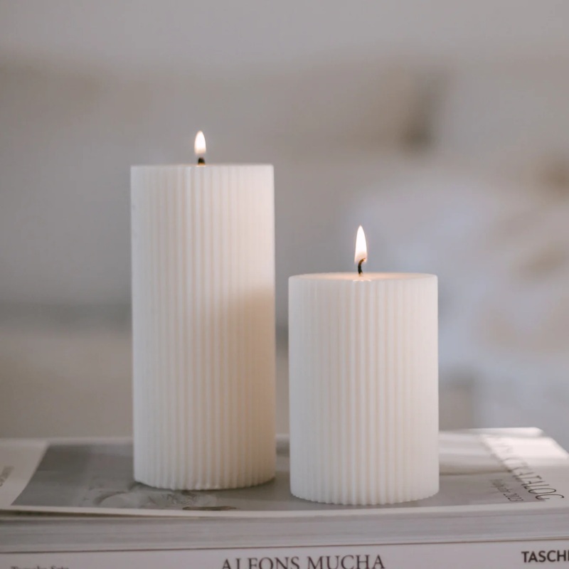 Blockkerze aus Rapswachs mit Rillen – gebrochenes wei
