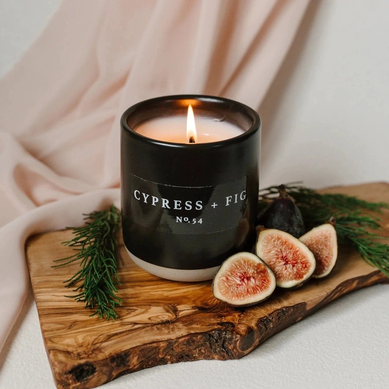 Sojawachskerze “Cypress and Fig Soy” im schwarzen Steingutglas