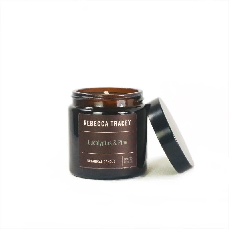 Aromakerze, die zu wrmendem Krperl wird, mit Eukalyptus & Pinie in Reisegre