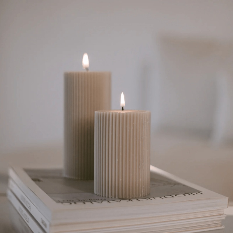 Graue Blockkerzen aus Rapswachs mit Rillen – grau beige