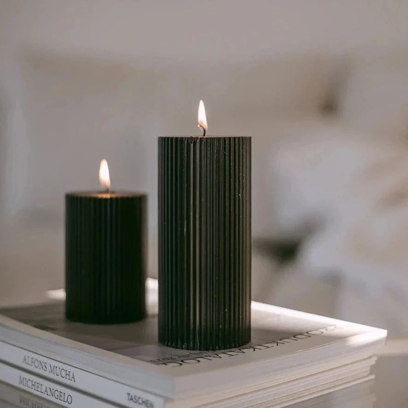 Schwarze Blockkerzen aus Rapwachs mit Rillen – schwarz