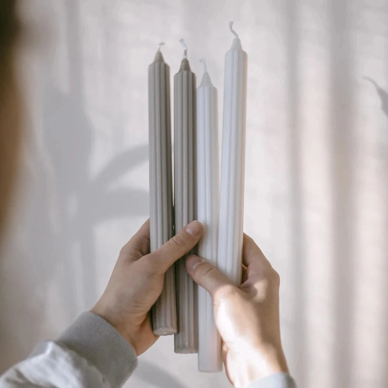 4 Stabkerzen mit gerippter Struktur – Eulenschnitt (wei & grau)