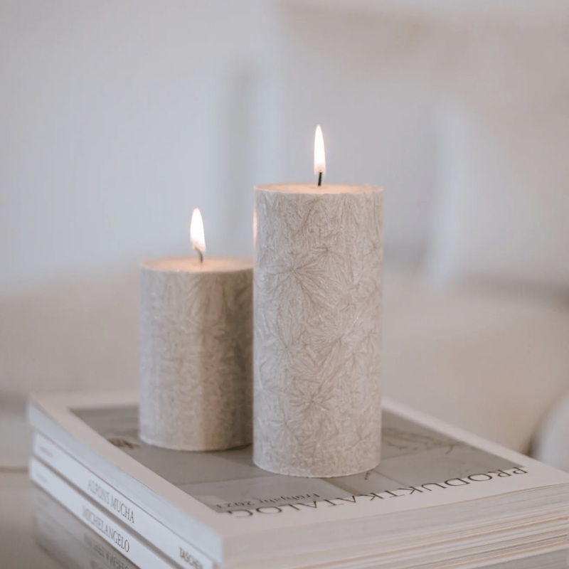 Blockkerze aus Olivenwachs – grau mit strukturierter Oberflche